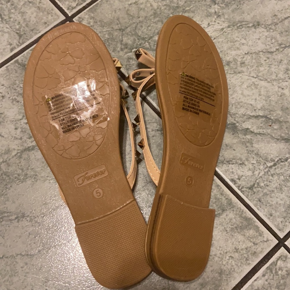 Studded flip flops - Picture 3 of 3